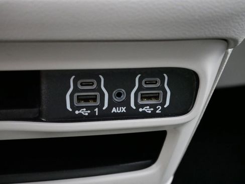 Used 2024 Chrysler Pacifica Touring-L image 40