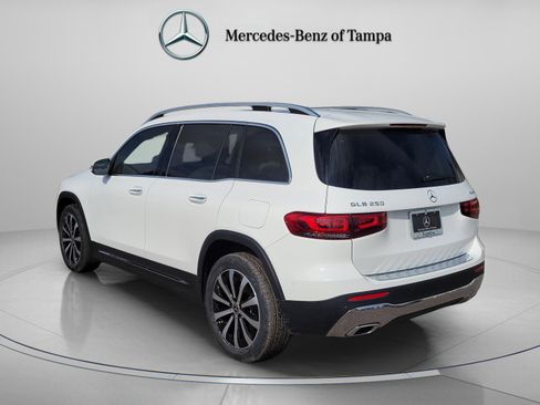 Used 2023 Mercedes-Benz GLB 250 4MATIC image 2