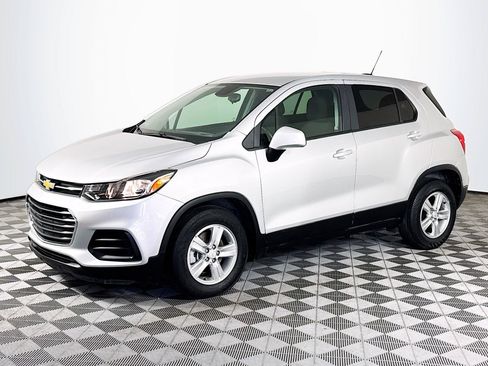 Used 2022 Chevrolet Trax LS w/ Tint and Cruise Package FWD image 4