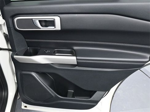 Used 2022 Ford Explorer XLT w/ Equipment Group 202A image 23