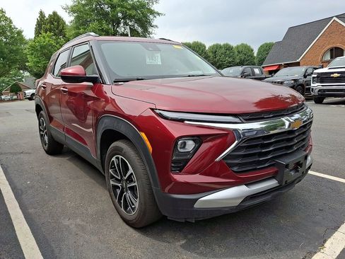 Used 2025 Chevrolet TrailBlazer LT w/ Driver Confidence Package AWD/4WD image 2