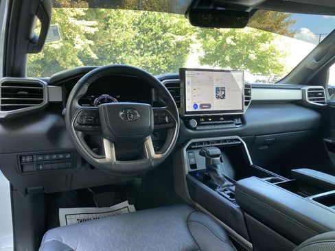 Used 2025 Toyota Tundra Limited AWD/4WD image 32