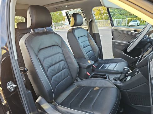 Used 2018 Volkswagen Tiguan SEL Premium image 10