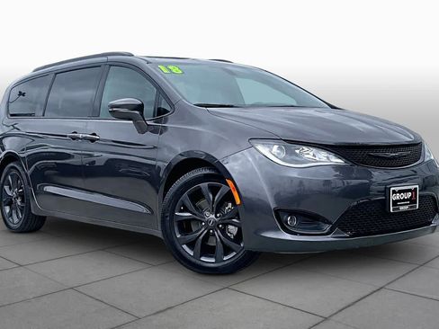Used 2018 Chrysler Pacifica Limited w/ S Appearance Package FWD image 2