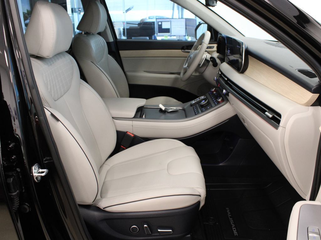 Used 2023 Hyundai Palisade Calligraphy w/ Winter Package FWD image 17