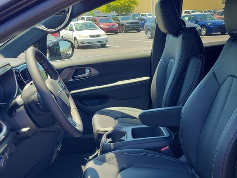 New 2026 Chrysler Pacifica Select FWD image 17