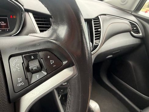 Used 2020 Chevrolet Trax LT w/ LT Convenience Package FWD image 12