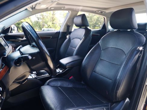 Used 2017 Kia Cadenza Premium w/ Luxury Package FWD image 6