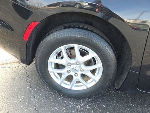 Used 2022 Chrysler Pacifica Touring-L image 52