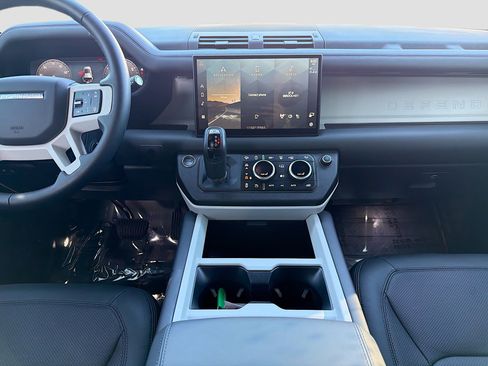 Certified 2025 Land Rover Defender 110 X-Dynamic SE AWD/4WD image 17
