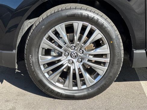 Used 2023 Toyota Venza XLE image 33