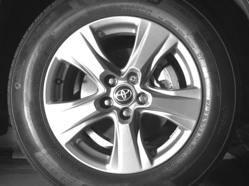 Used 2025 Toyota RAV4 XLE AWD/4WD image 11