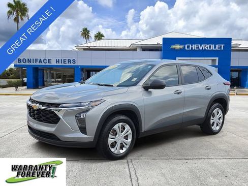 Used 2024 Chevrolet Trax LS w/ Driver Confidence Package FWD image 2