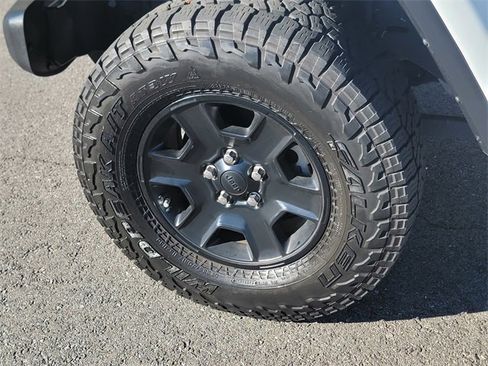 Used 2023 Jeep Gladiator Sport image 5