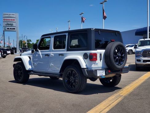 Used 2023 Jeep Wrangler Unlimited Sahara w/ Cold Weather Group AWD/4WD image 3