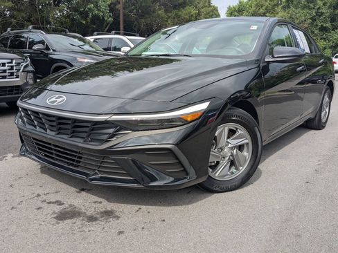Certified 2025 Hyundai Elantra SE FWD image 1
