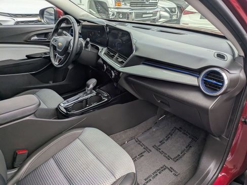 Used 2025 Chevrolet Trax LT w/ LT Convenience Package FWD image 36
