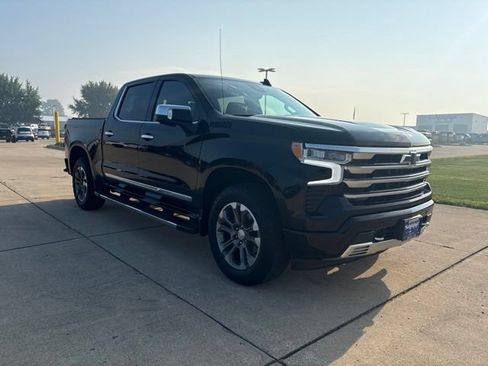 Used 2024 Chevrolet Silverado 1500 High Country w/ Technology Package AWD/4WD image 2
