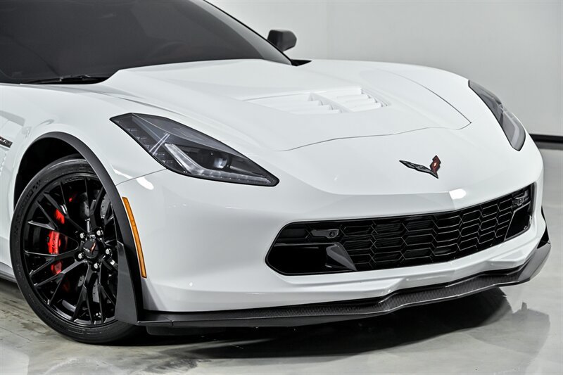 Used 2016 Chevrolet Corvette Z06 w/ 3LZ Preferred Equipment Group RWD image 2