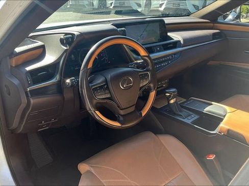 Used 2019 Lexus ES 300h w/ Accessory Package 2 FWD image 2