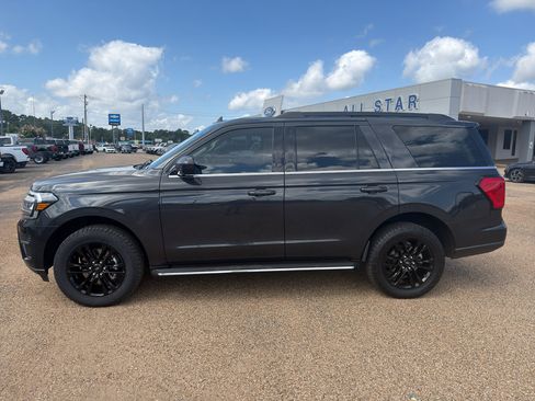 Used 2022 Ford Expedition XLT RWD image 2