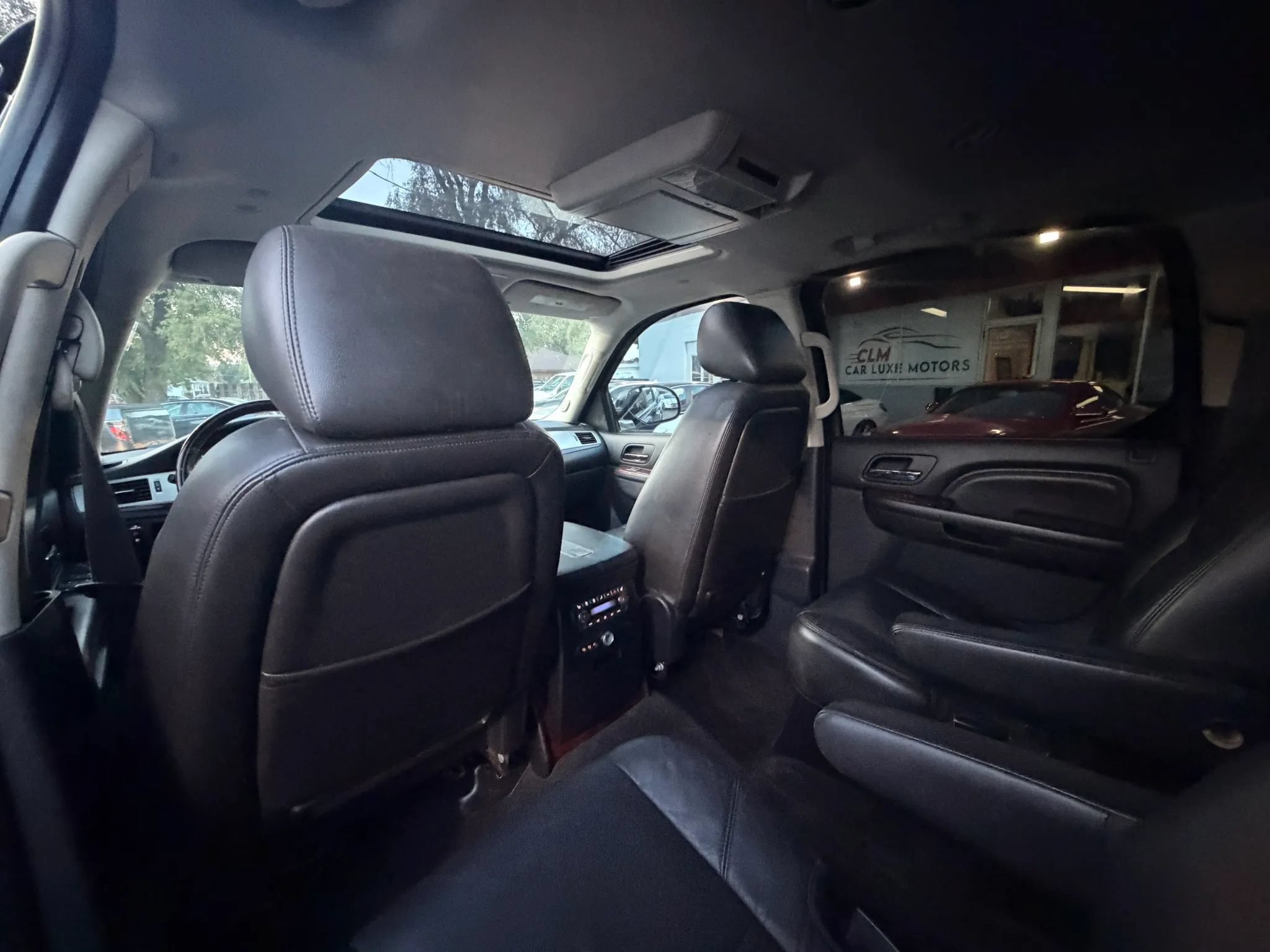 Used 2011 Cadillac Escalade ESV Luxury AWD/4WD image 12