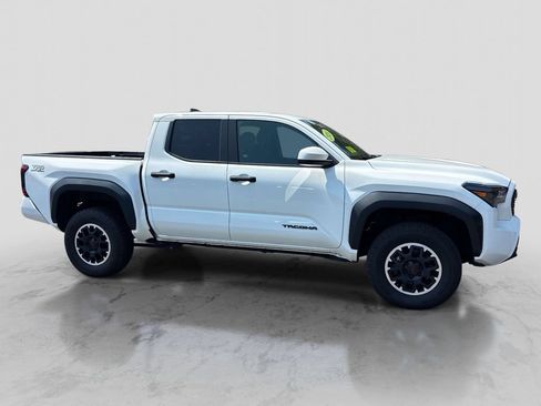 Used 2024 Toyota Tacoma TRD Sport AWD/4WD image 7