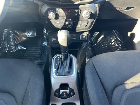 Used 2022 Jeep Renegade Latitude image 12