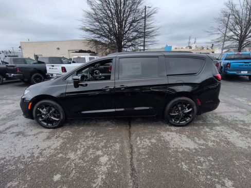 New 2026 Chrysler Pacifica Limited image 5