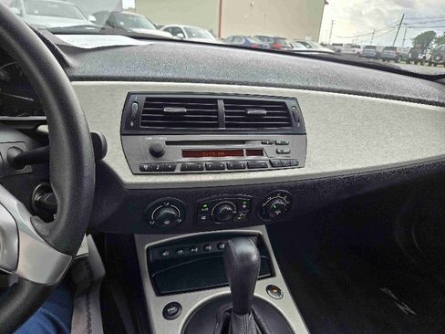 Used 2005 BMW Z4 2.5i image 12