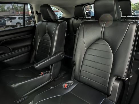 Used 2023 Toyota Highlander XLE AWD/4WD image 18