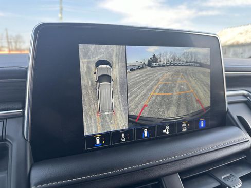 Used 2023 GMC Yukon SLT w/ SLT Premium Package image 14