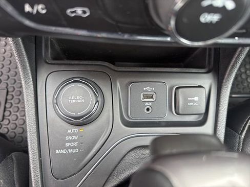 Used 2019 Jeep Cherokee Latitude Plus w/ Cold Weather Group image 28