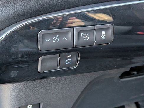 Used 2021 Toyota Prius XLE image 17