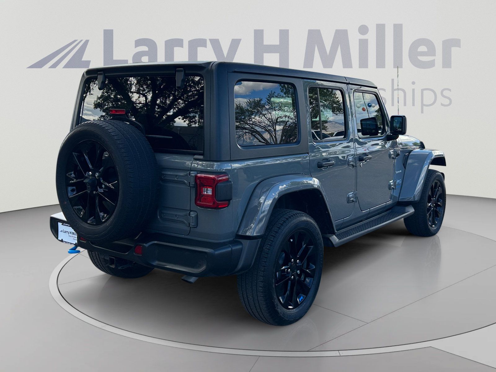 Used 2023 Jeep Wrangler Unlimited Sahara AWD/4WD image 5