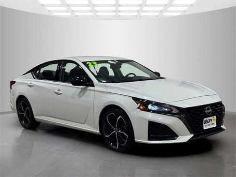 Used 2023 Nissan Altima 2.5 SR image 2