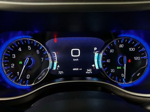 Used 2024 Chrysler Pacifica Touring-L image 17