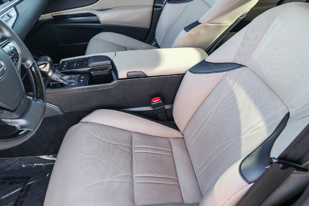 Used 2020 Lexus ES 300h w/ Accessory Package FWD image 18