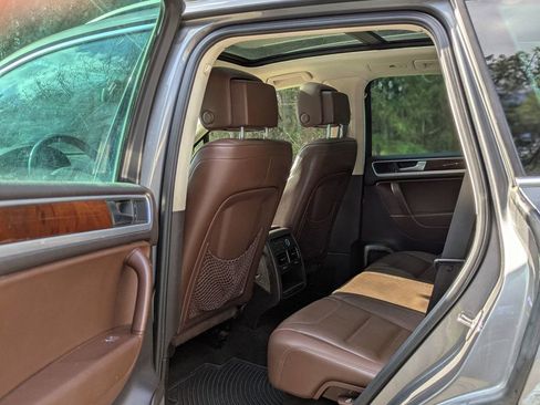 Used 2013 Volkswagen Touareg TDI image 15