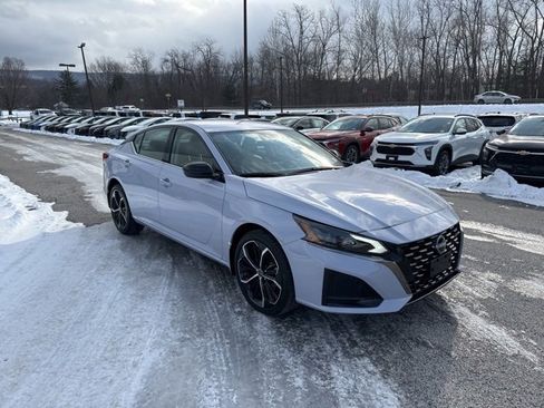 Used 2025 Nissan Altima 2.5 SR image 10