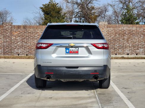 Used 2021 Chevrolet Traverse LS image 7