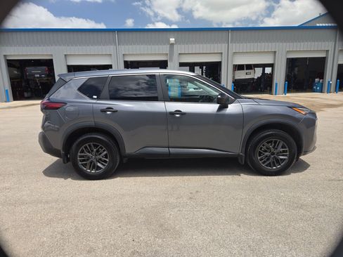 Used 2022 Nissan Rogue S FWD image 2