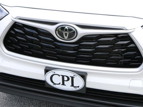 Used 2022 Toyota Highlander XLE AWD/4WD image 12
