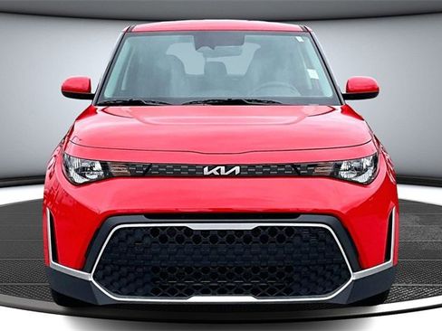 Used 2025 Kia Soul LX image 2