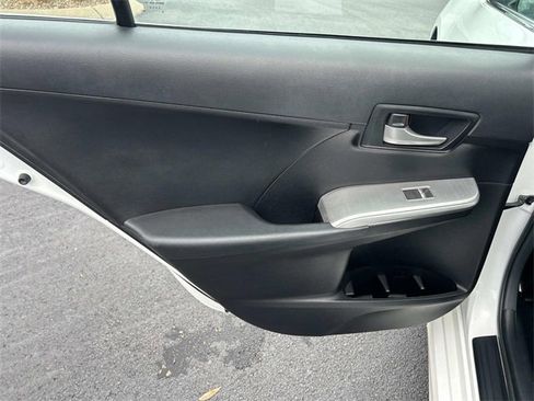 Used 2014 Toyota Camry L image 16