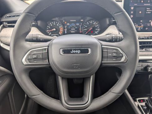 Used 2024 Jeep Compass Latitude image 11