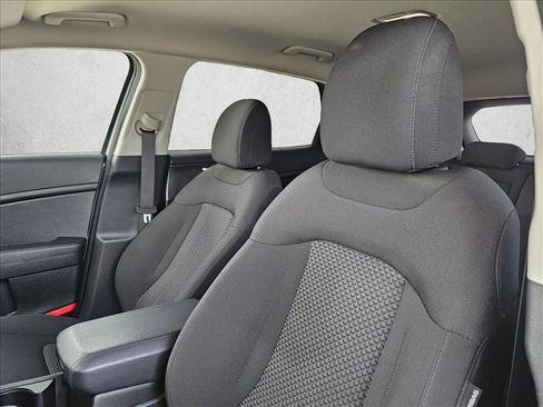Used 2025 Kia Sportage LX image 18