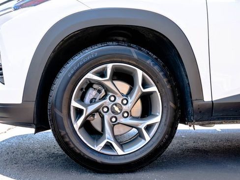 Used 2024 Chevrolet Trax LT w/ Driver Confidence Package FWD image 30