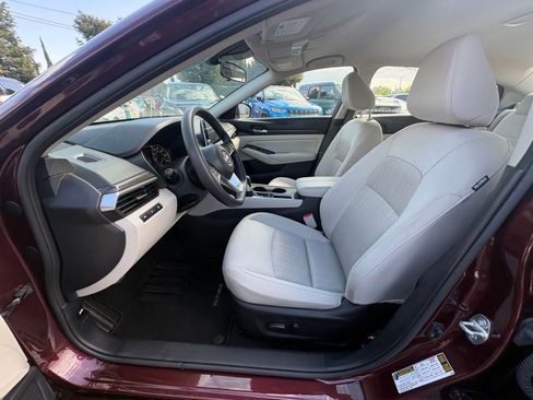 Used 2025 Nissan Altima 2.5 SV FWD image 28