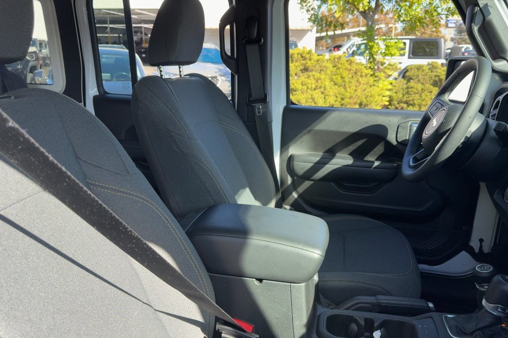 Used 2025 Jeep Wrangler Unlimited Sport AWD/4WD image 15